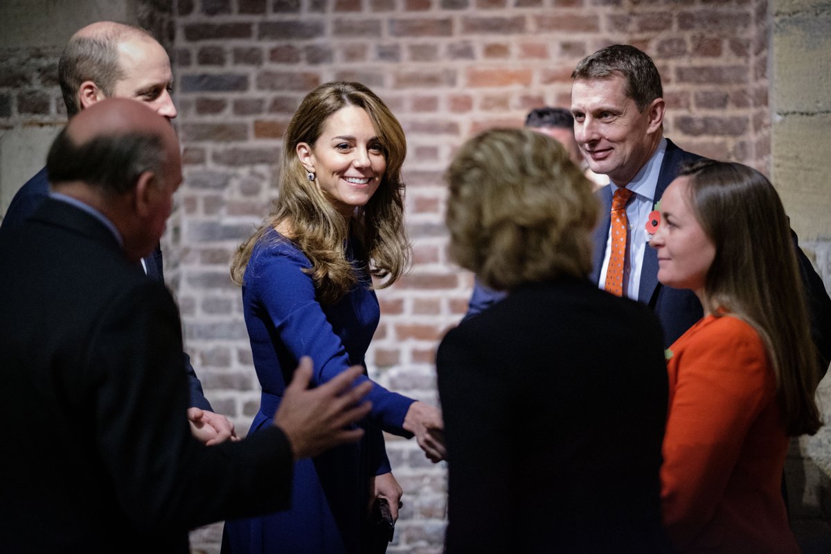 Глаз не отвести! Кейт Миддлтон демонстрирует точеную фигуру в элегантном платье трендового оттенка