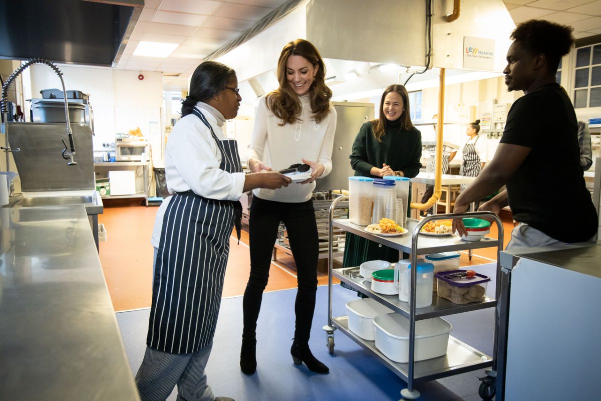 Фигура-мечты: Кейт Миддлтон эффектно подчеркнула формы брюками-скинни