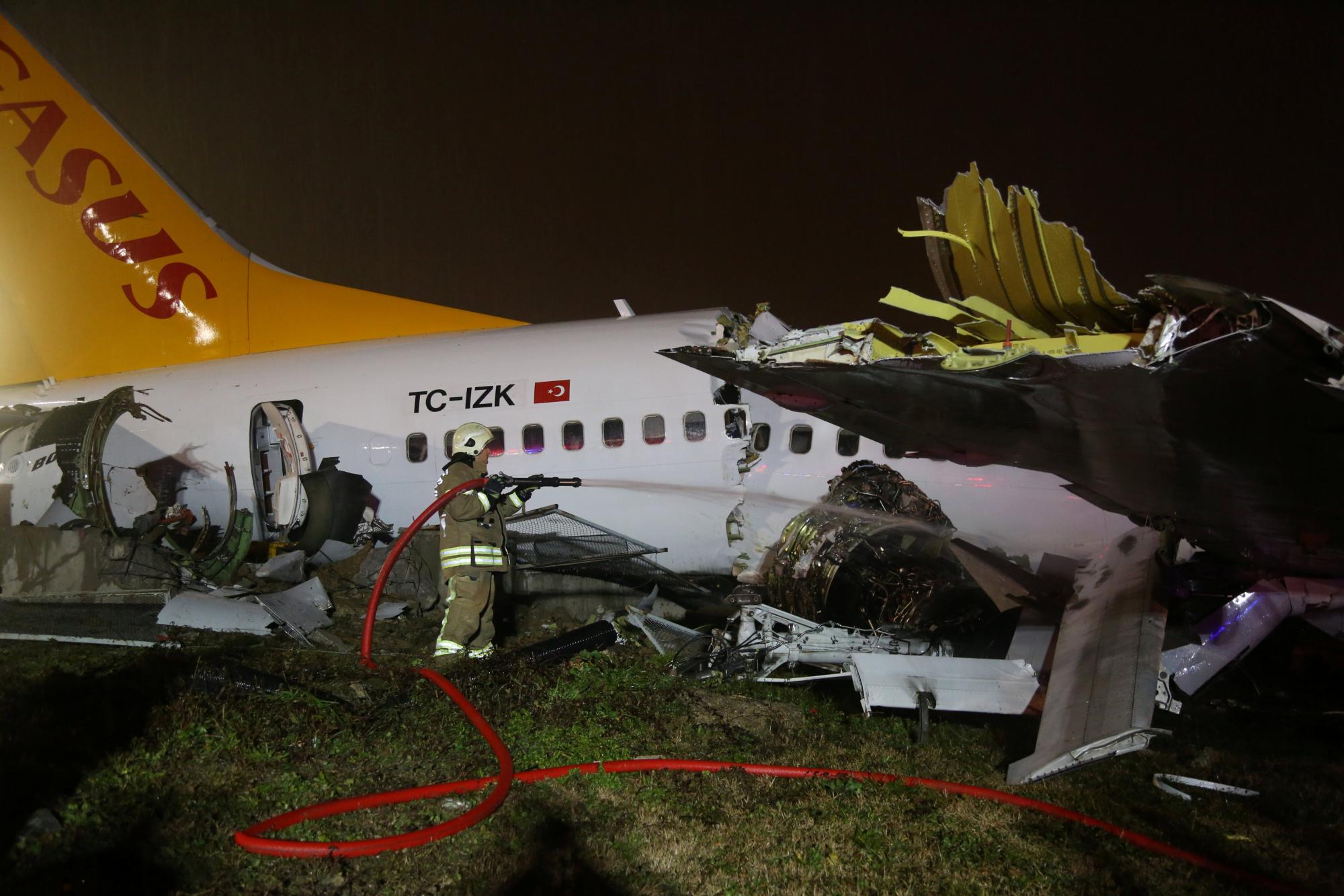 У Стамбулі літак з пасажирами загорівся і розвалився на частини: фото та відео