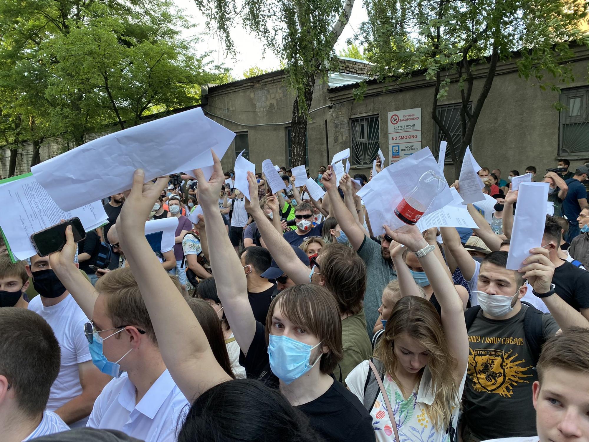 Возле Шевченковского суда новые столкновения. Полиция усилила меры безопасности