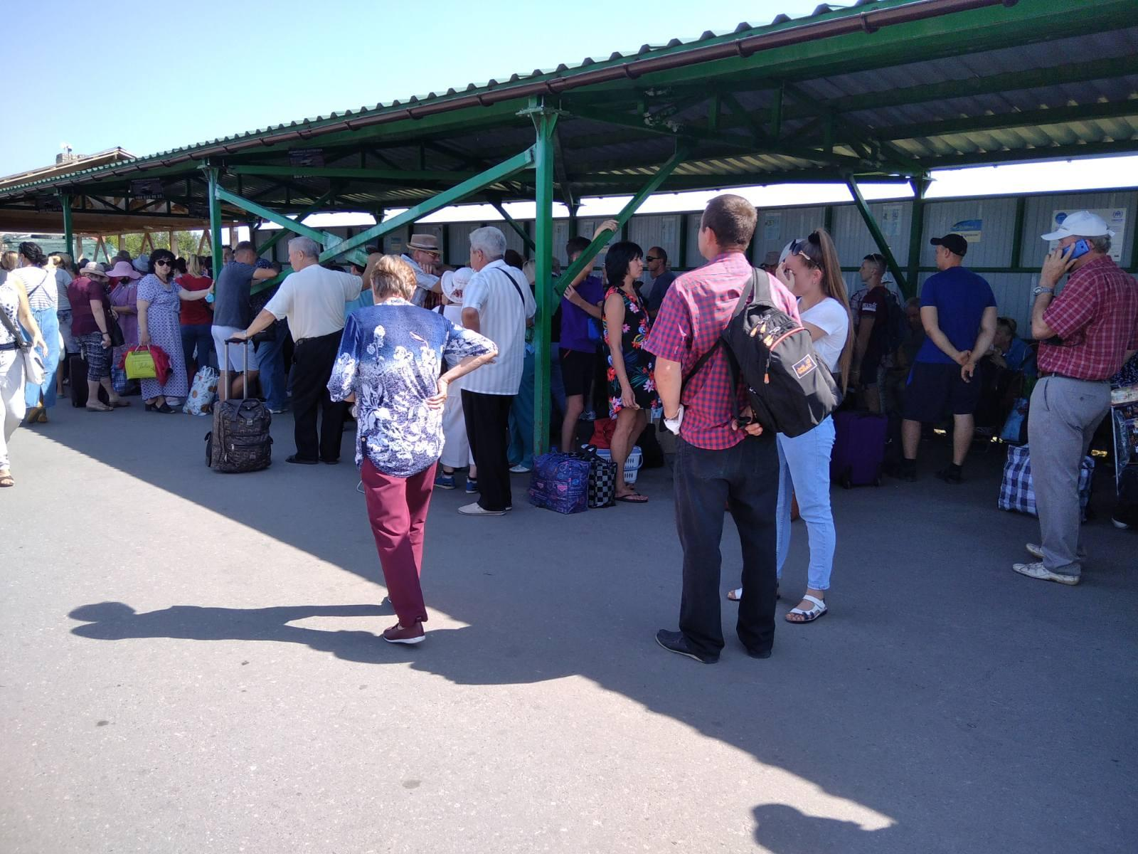 Через збій додатку "Дій вдома" на двох КПВВ на Донбасі утворилися великі черги