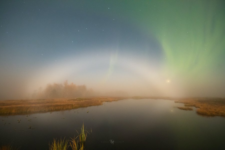 В небі засяяла унікальна місячна веселка: приголомшливе явище потрапило на фото