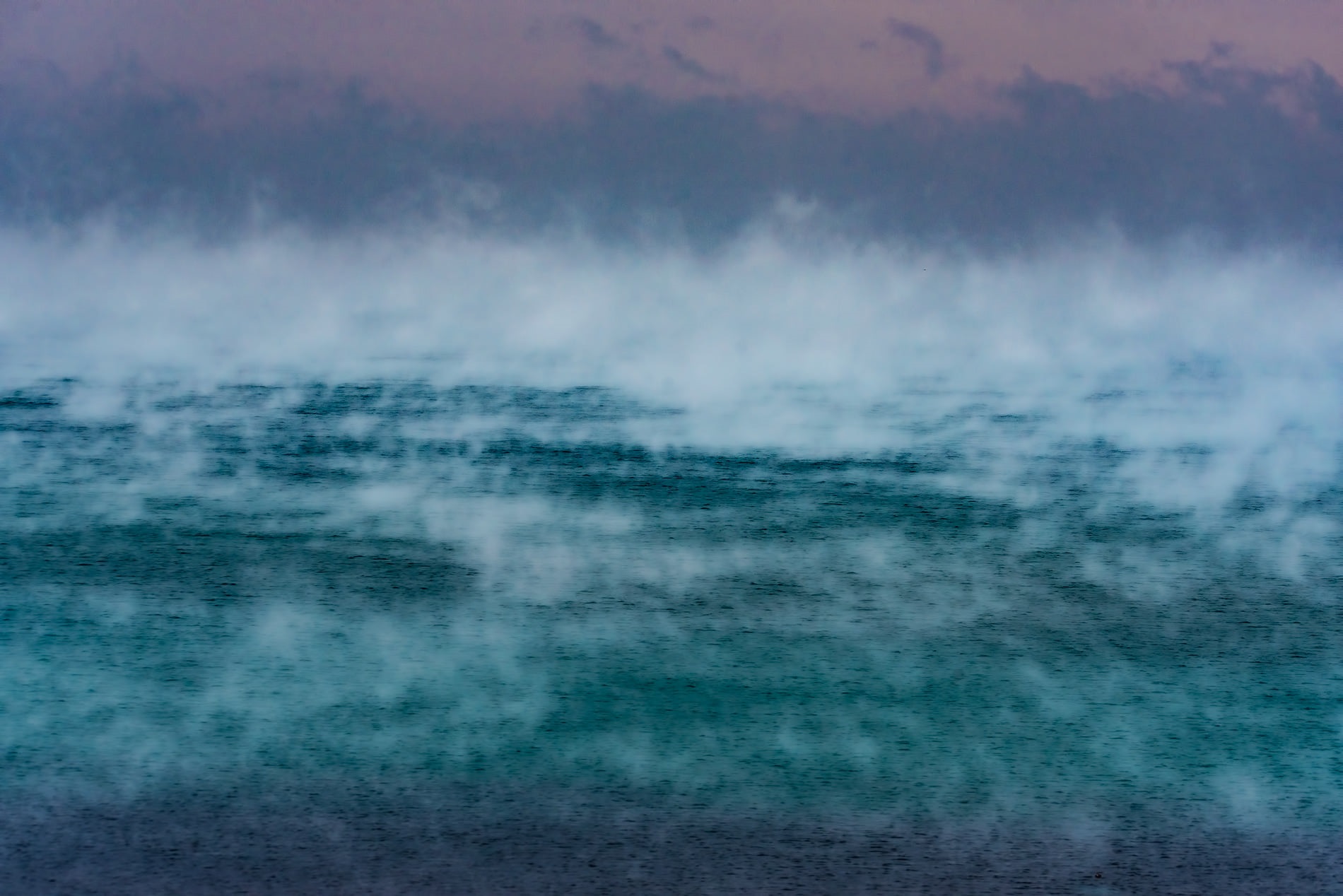 У Криму "закипіло" Чорне море: фото видовищного природного явища