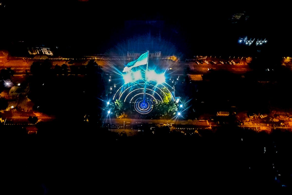 День прапора: промова Зеленського, стяг-рекордсмен і на яких вершинах світу майорить прапор України