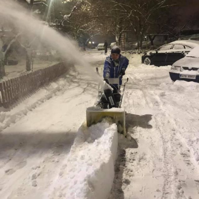 У Дніпро на Старий Новий рік прийшла справжня зима: снігові бархани і "пастки" на дорогах (відео та фото)