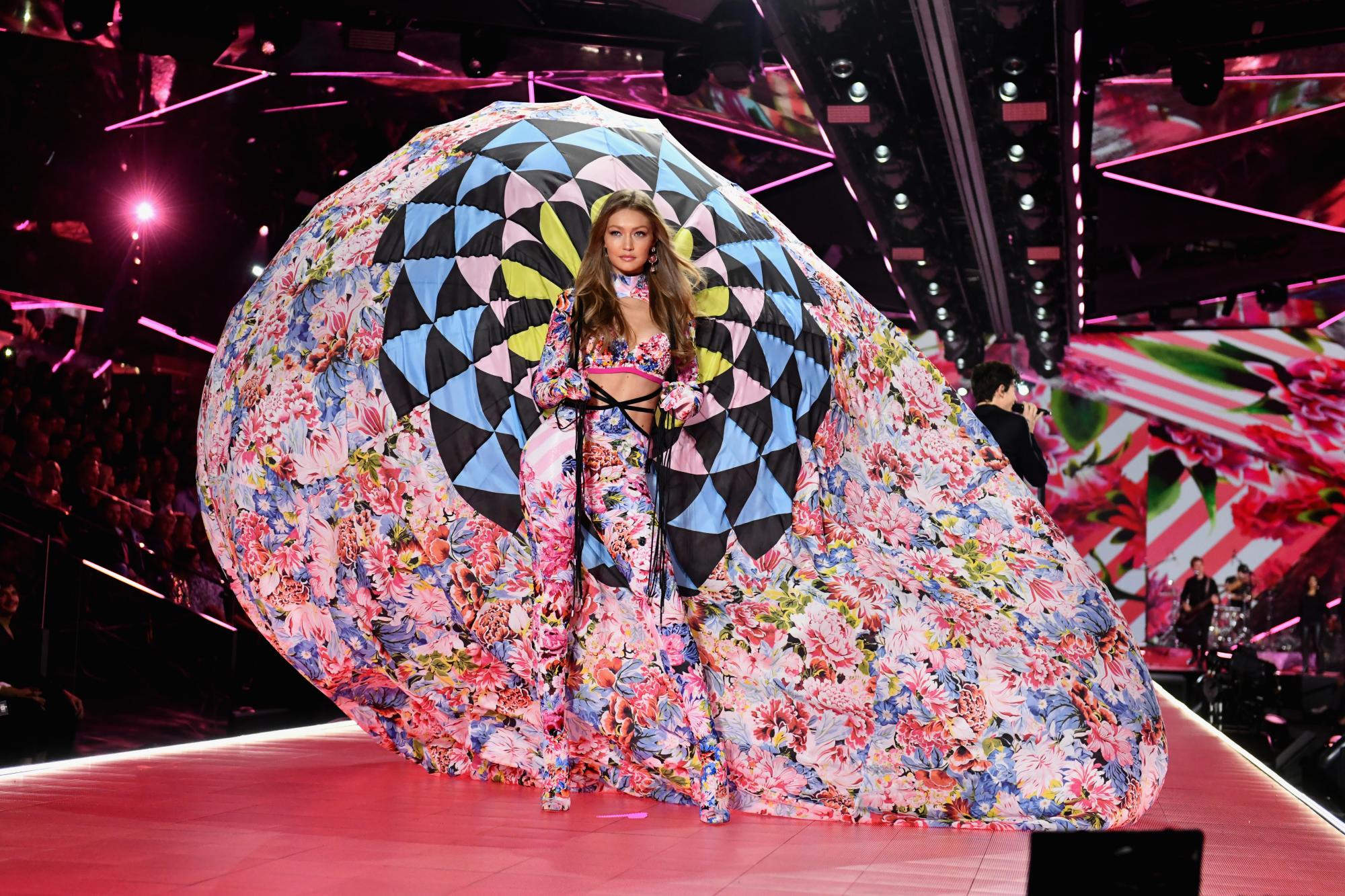 Victoria's Secret Fashion Show 2018: яркие фото и видео с показа