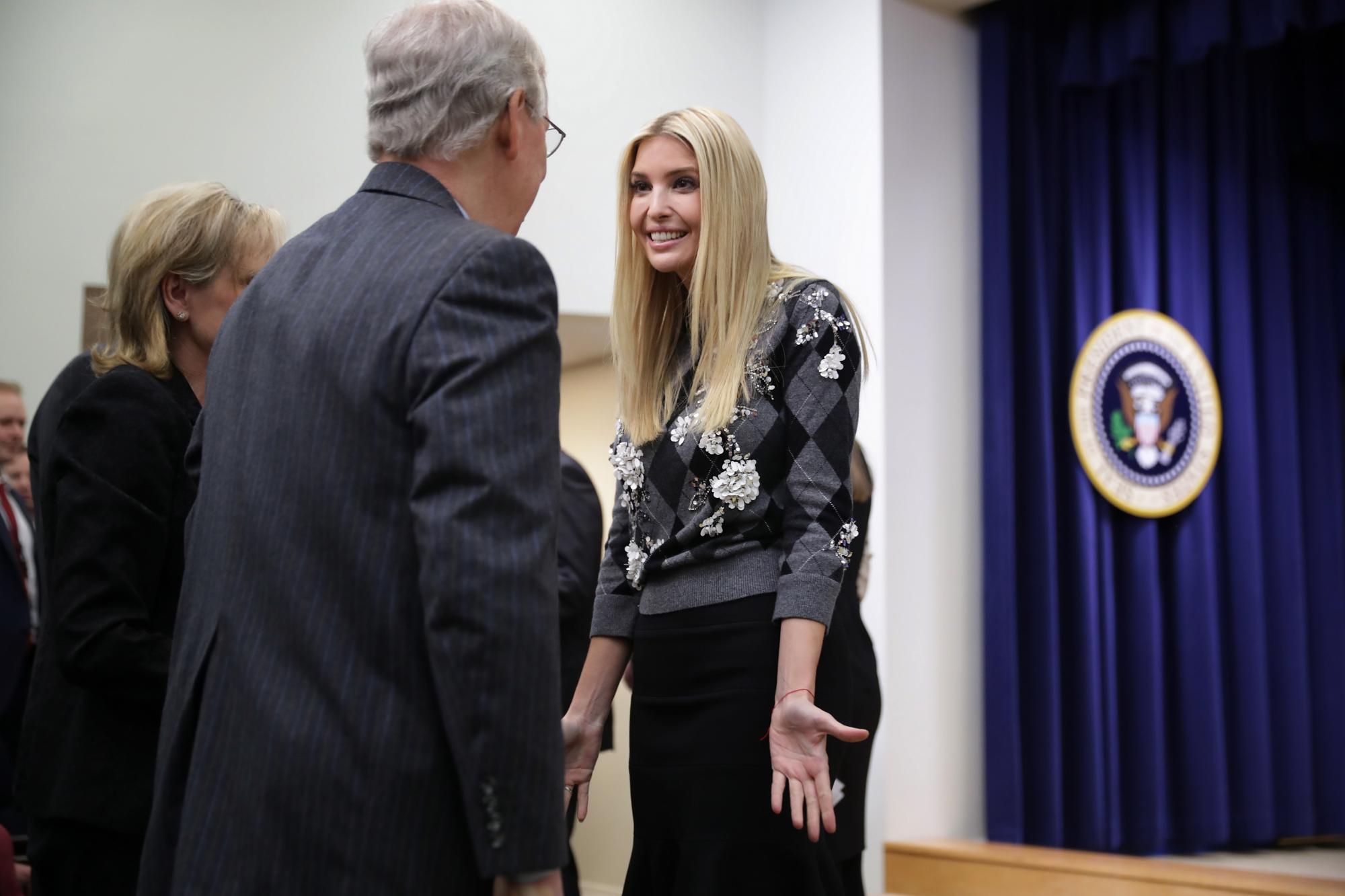 Просто и элегантно: Иванка Трамп вышла в свет в свитере с пайетками