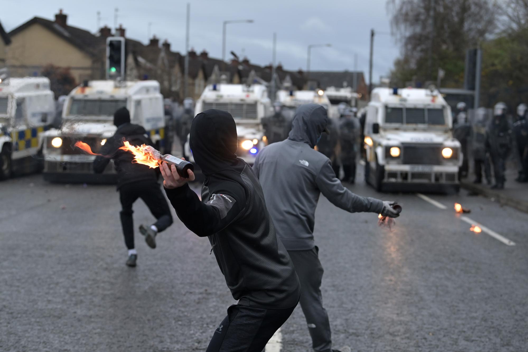 Северную Ирландию охватили массовые беспорядки: что там происходит