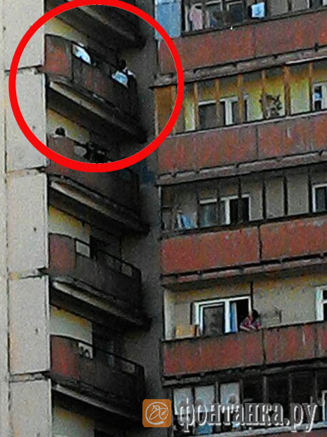 в доме, где проходит спеоперация, видны лица в костюмах химзащиты