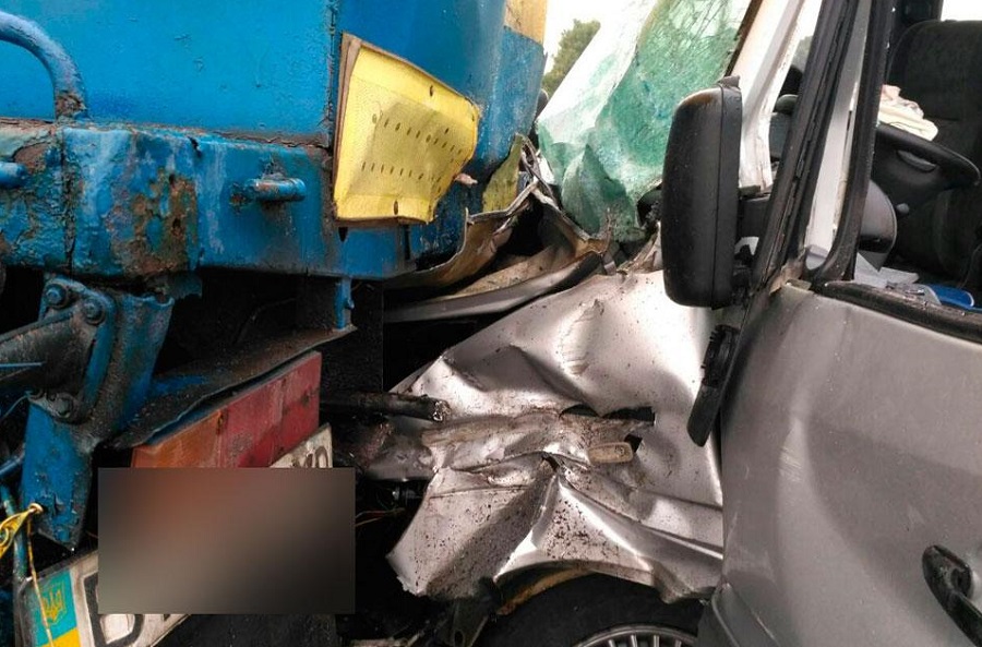 В Полтавской области столкнулись маршрутка и молоковоз, пострадали 6 человек