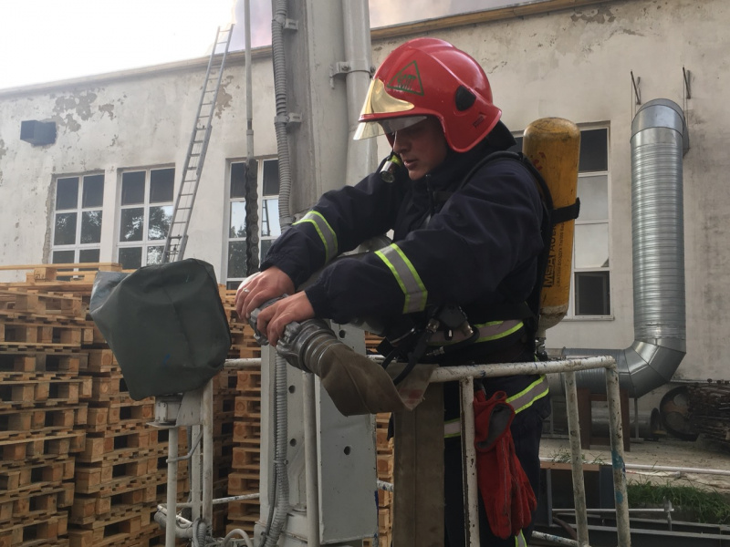 В Житомире горят склады картонного комбината