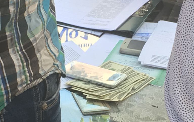 В Черкасской области прокурора и адвоката разоблачили во время получения взятки