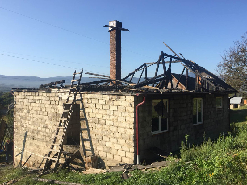 Поки батьки були закордоном: під Ужгородом дитина врятувалася з палаючого будинку