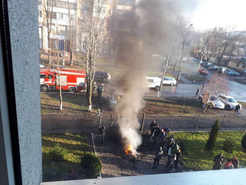 У Черкасах розгромили залу суду після рішення у справі про зрив опалення в Смілі