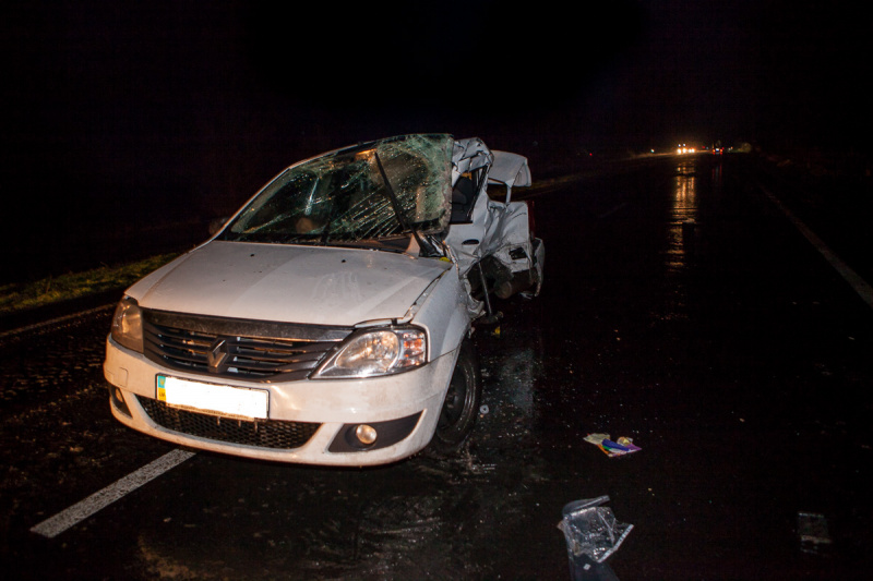 В Днепре автомобиль столкнулся с грузовиком, есть жертвы