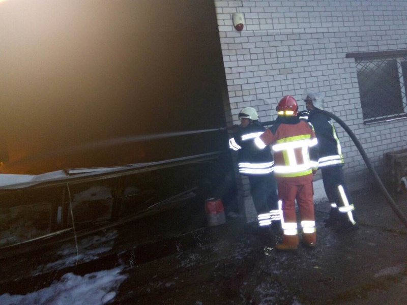 Под Киевом на территории предприятия возник пожар