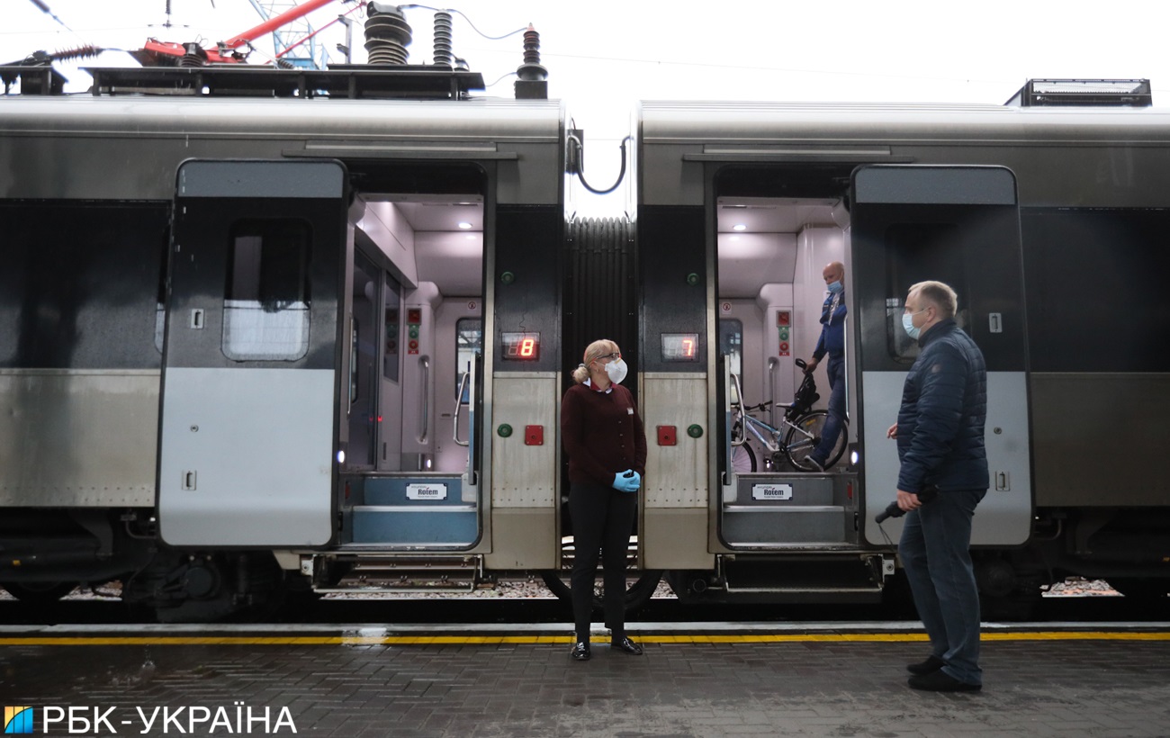 Укрзализныця запустила первые поезда в первый день лета: фото и видео