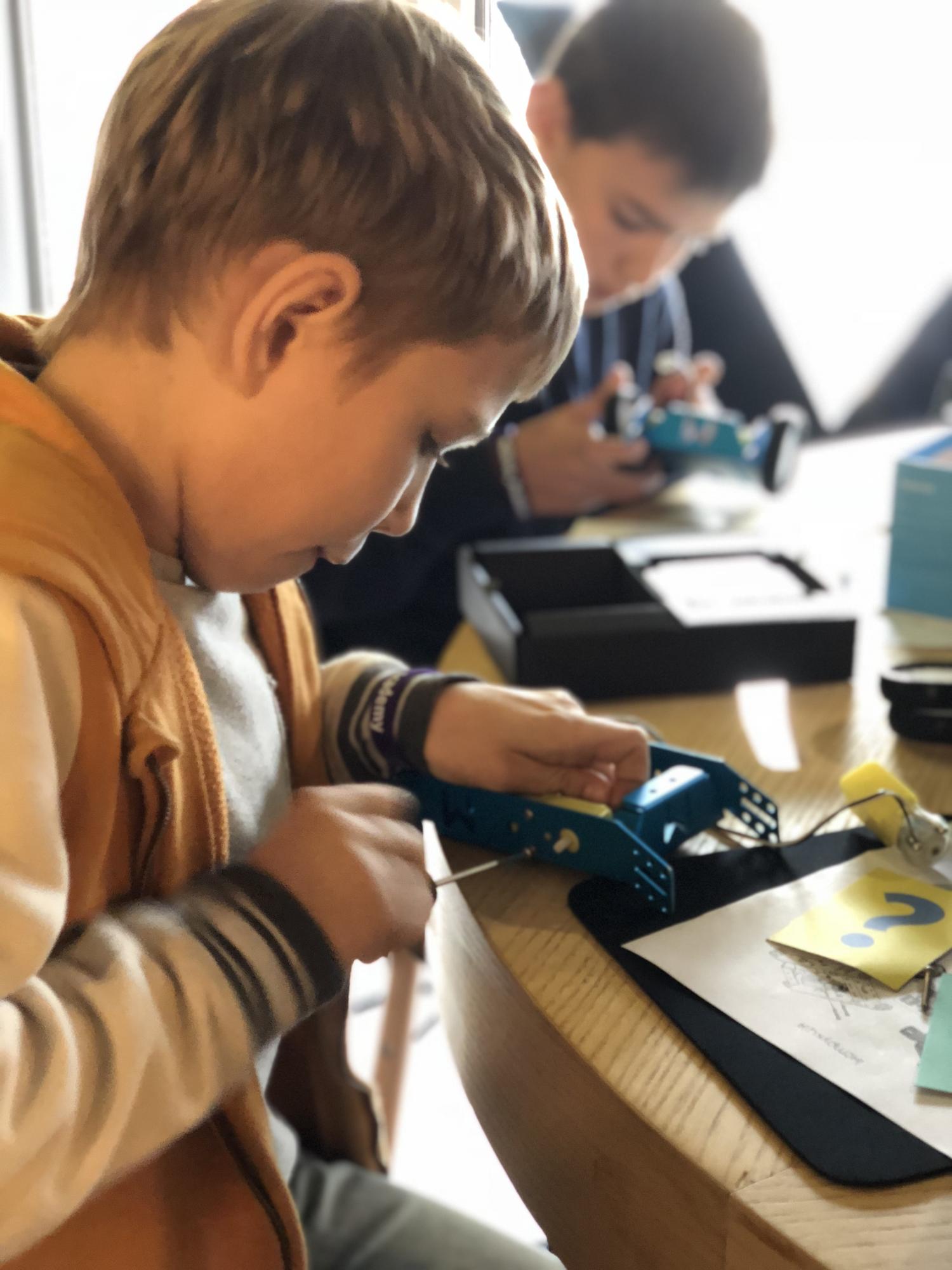 Будущее среди роботов: первая масштабная олимпиада робототехники Asimov Olympics собрала аншлаг в Киевском ЦеХаб