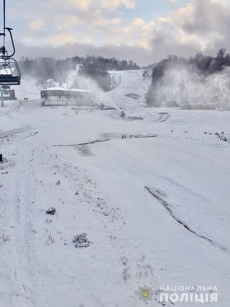 На Закарпатье заблокировали популярный горнолыжный курорт: местные жители протестуют