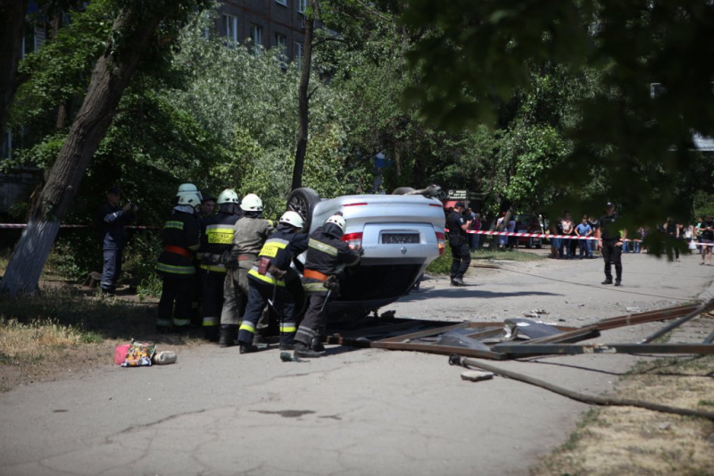 В Днепре автомобиль врезался в остановку, есть погибшая