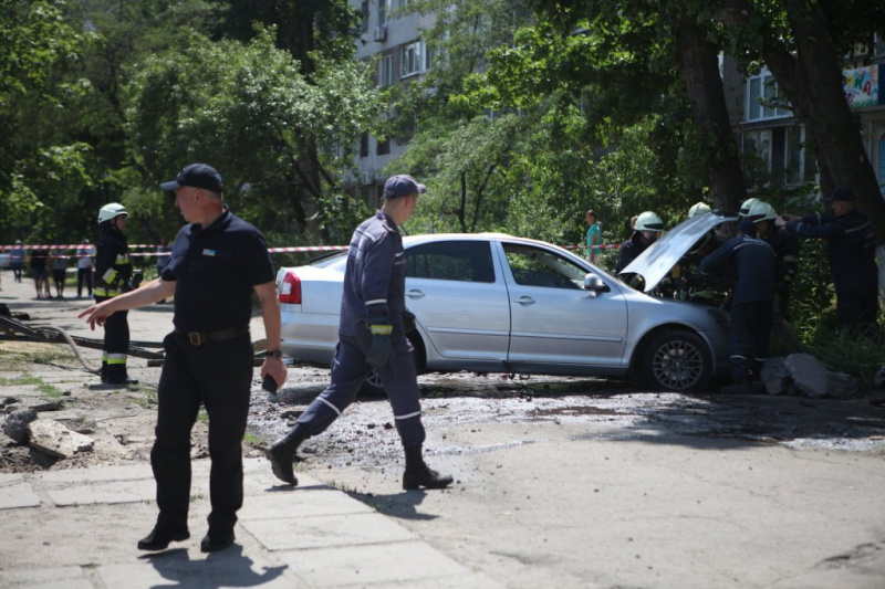В Днепре автомобиль врезался в остановку, есть погибшая