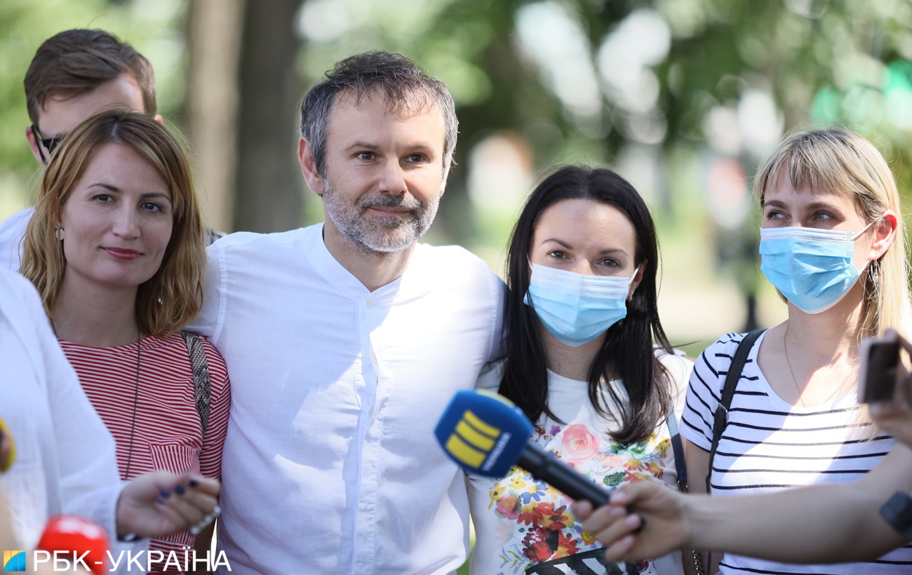 Лишились голоса: почему Вакарчук уходит из Верховной рады и кто его заменит