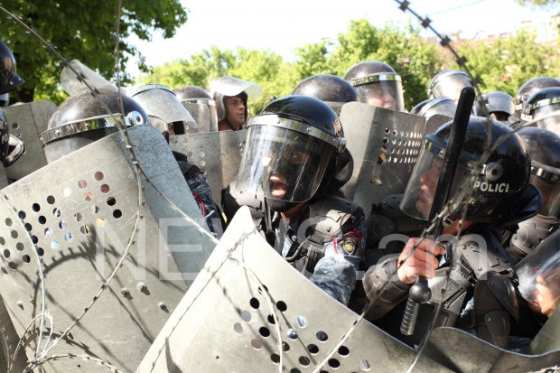 Полиция применила спецсредства против протестующих в Ереване