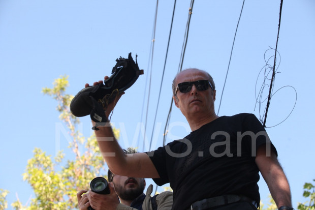 Полиция применила спецсредства против протестующих в Ереване