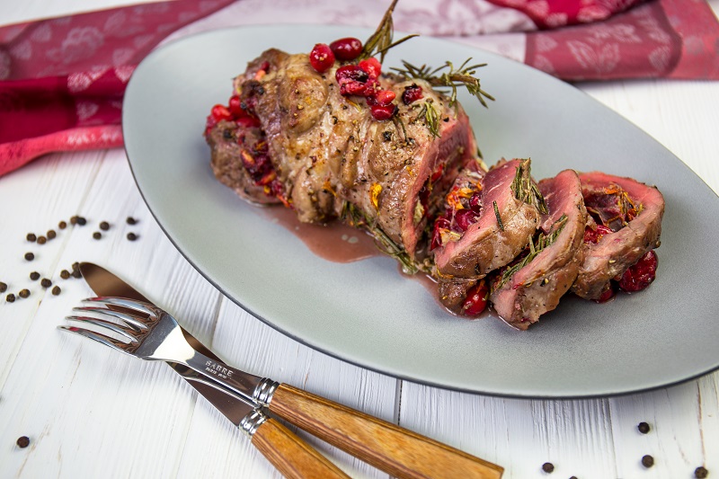 "Дуже по-новорічному": соковитий м'ясний рулет з ягодами