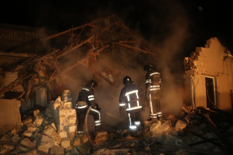 спасатели тушат пожар