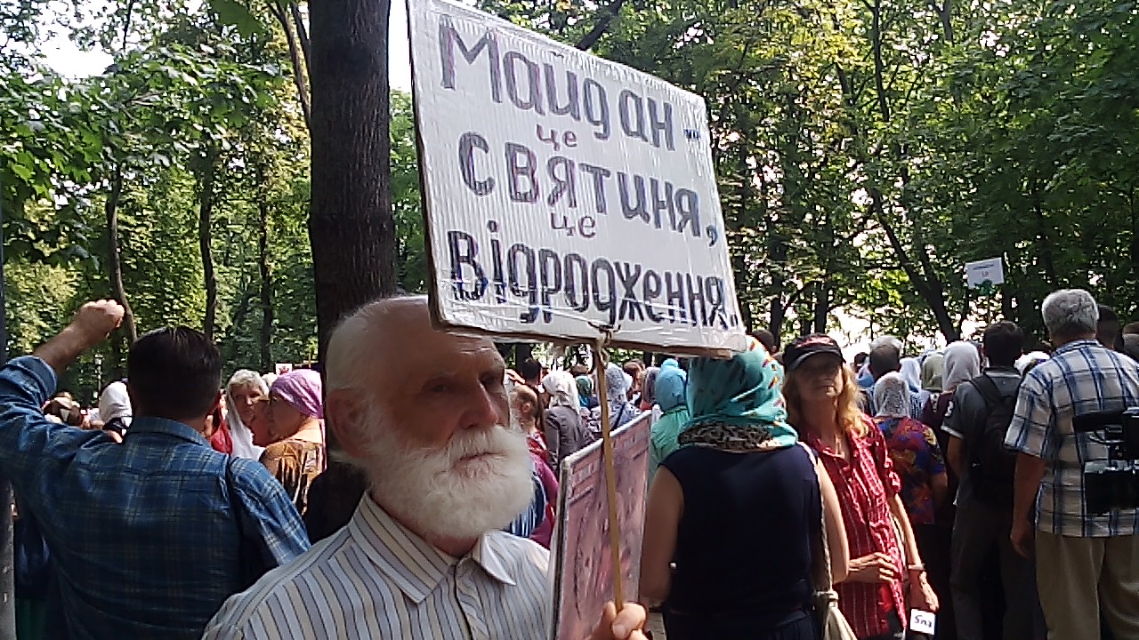 Фото: отдельные присутствующие протестуют против крестного хода отдельные присутствующие протестуют против крестного хода