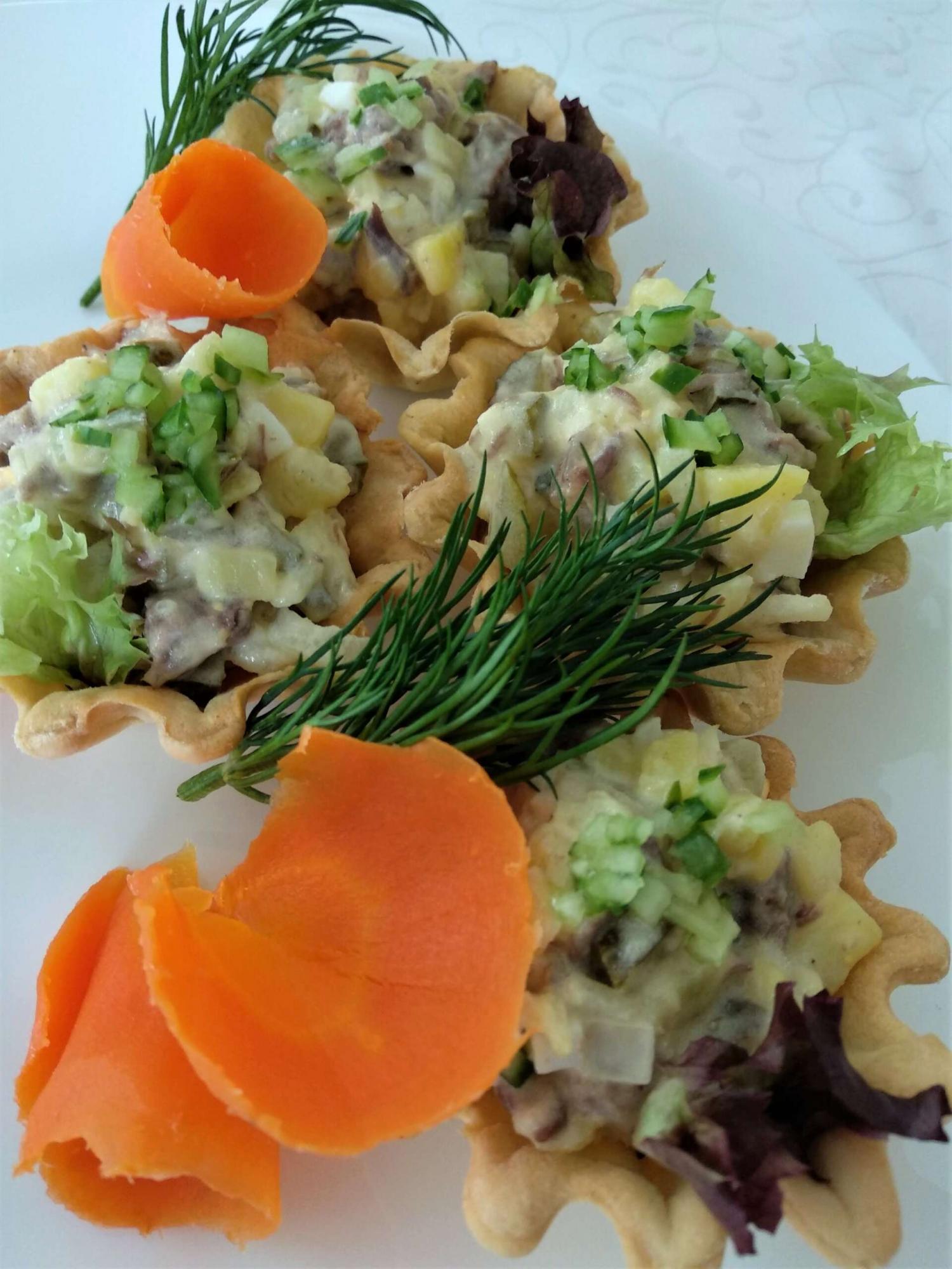 Появились фото блюд из столовой Чернобыля: голубцы и миниатюрные печеньки