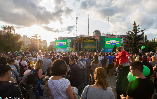 Зрелища вместо хлеба: как на концертах в Киеве агитировали накануне выборов в Раду