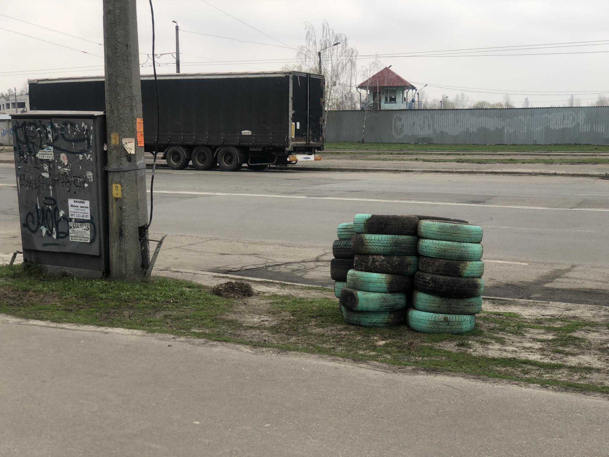 Викидають на смітники і спалюють біля будинків: у Києві провели псевдоутилізацію покришок