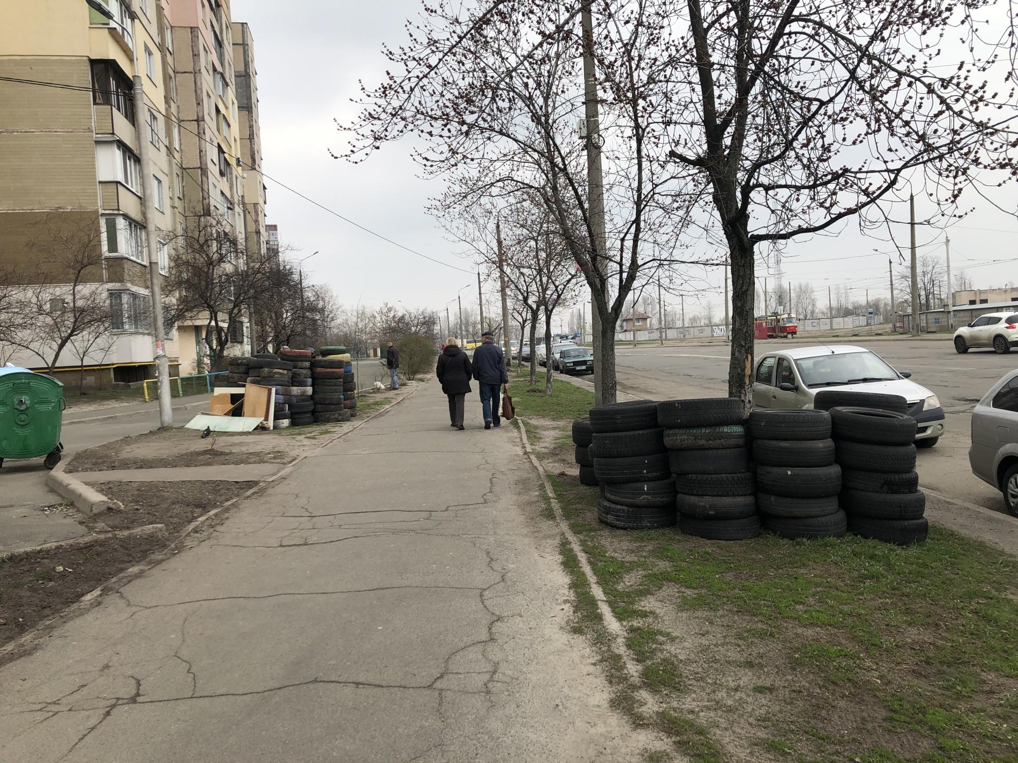 Викидають на смітники і спалюють біля будинків: у Києві провели псевдоутилізацію покришок