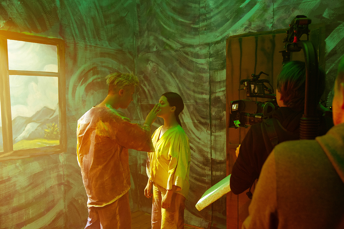 "Как оживает искусство": Сергей Бабкин с женой стали персонажами картин в новом клипе "Єви і Адами"