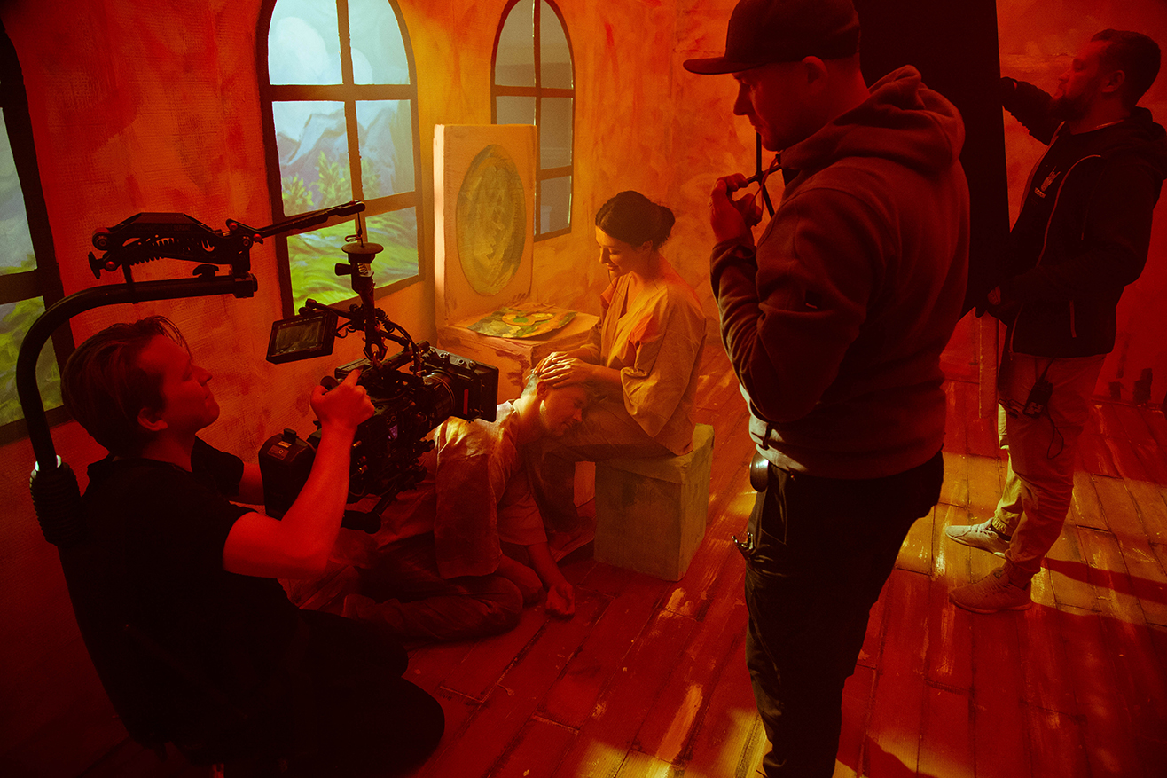 "Как оживает искусство": Сергей Бабкин с женой стали персонажами картин в новом клипе "Єви і Адами"