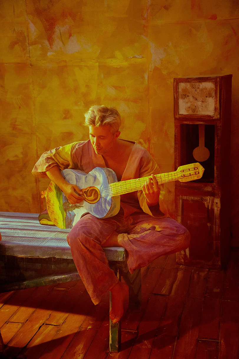 "Как оживает искусство": Сергей Бабкин с женой стали персонажами картин в новом клипе "Єви і Адами"