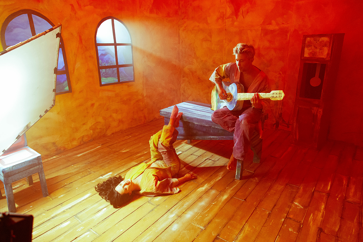 "Как оживает искусство": Сергей Бабкин с женой стали персонажами картин в новом клипе "Єви і Адами"