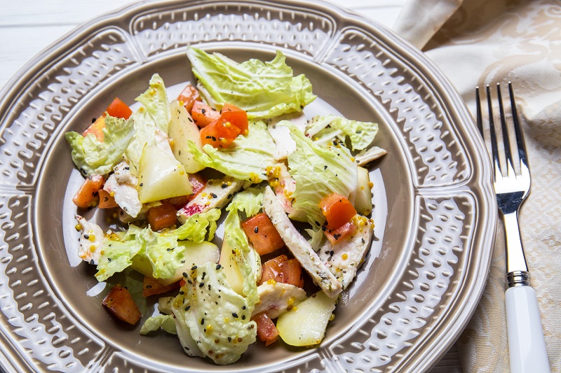 Невозможно вкусно: новогодний салат с курицей и грушей