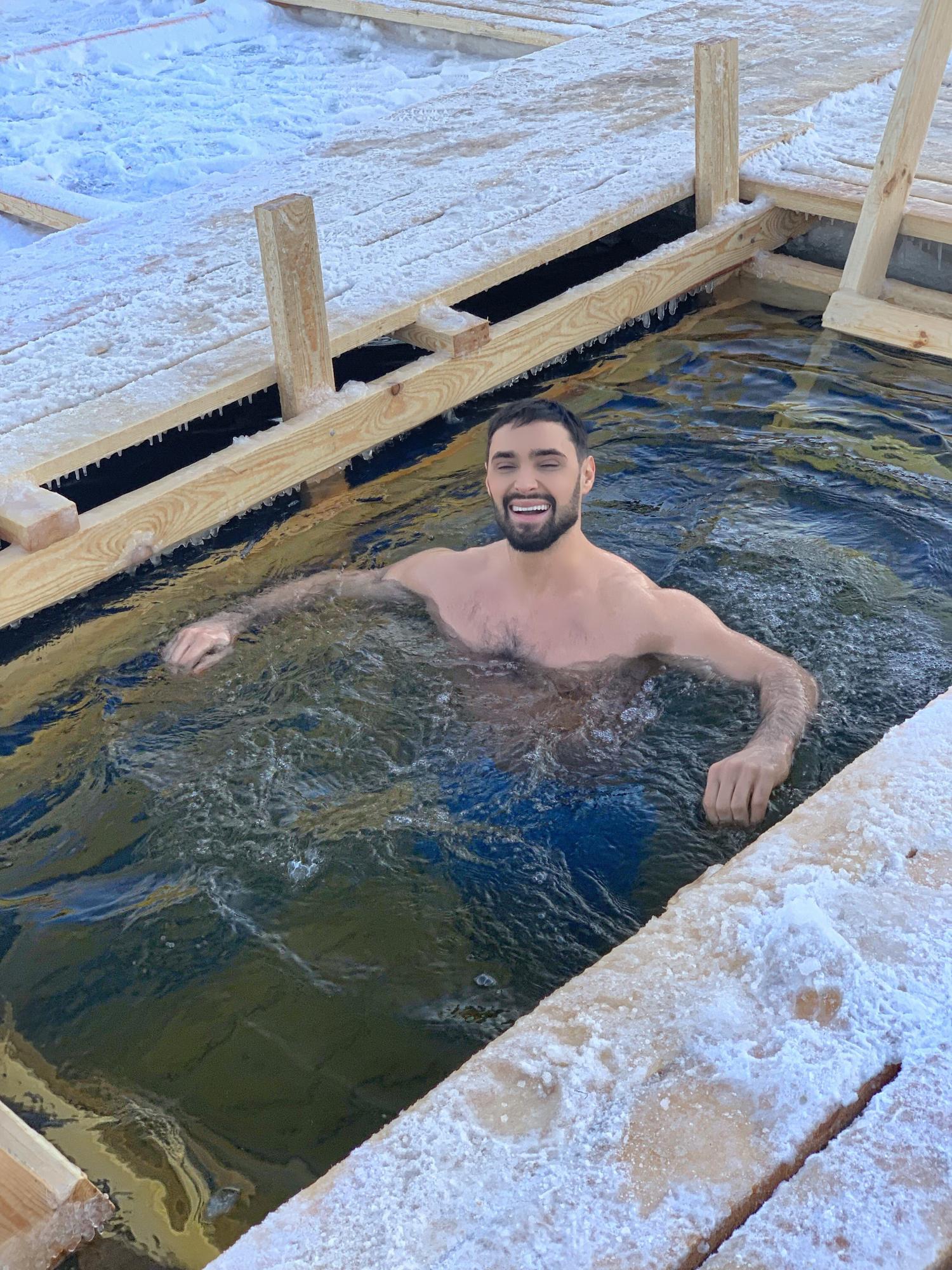 Ни разу не болел после купания: Виталий Козловский окунулся в ледяной Днепр