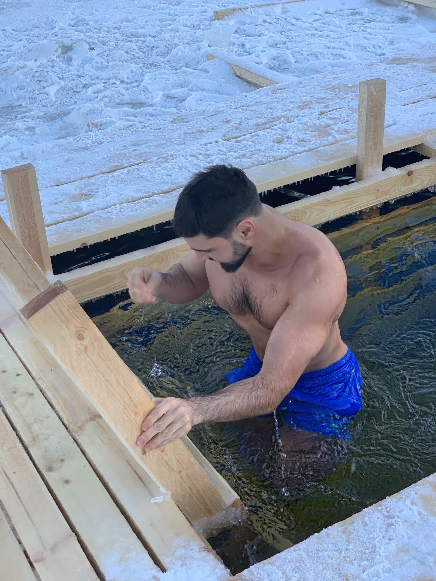 Ни разу не болел после купания: Виталий Козловский окунулся в ледяной Днепр