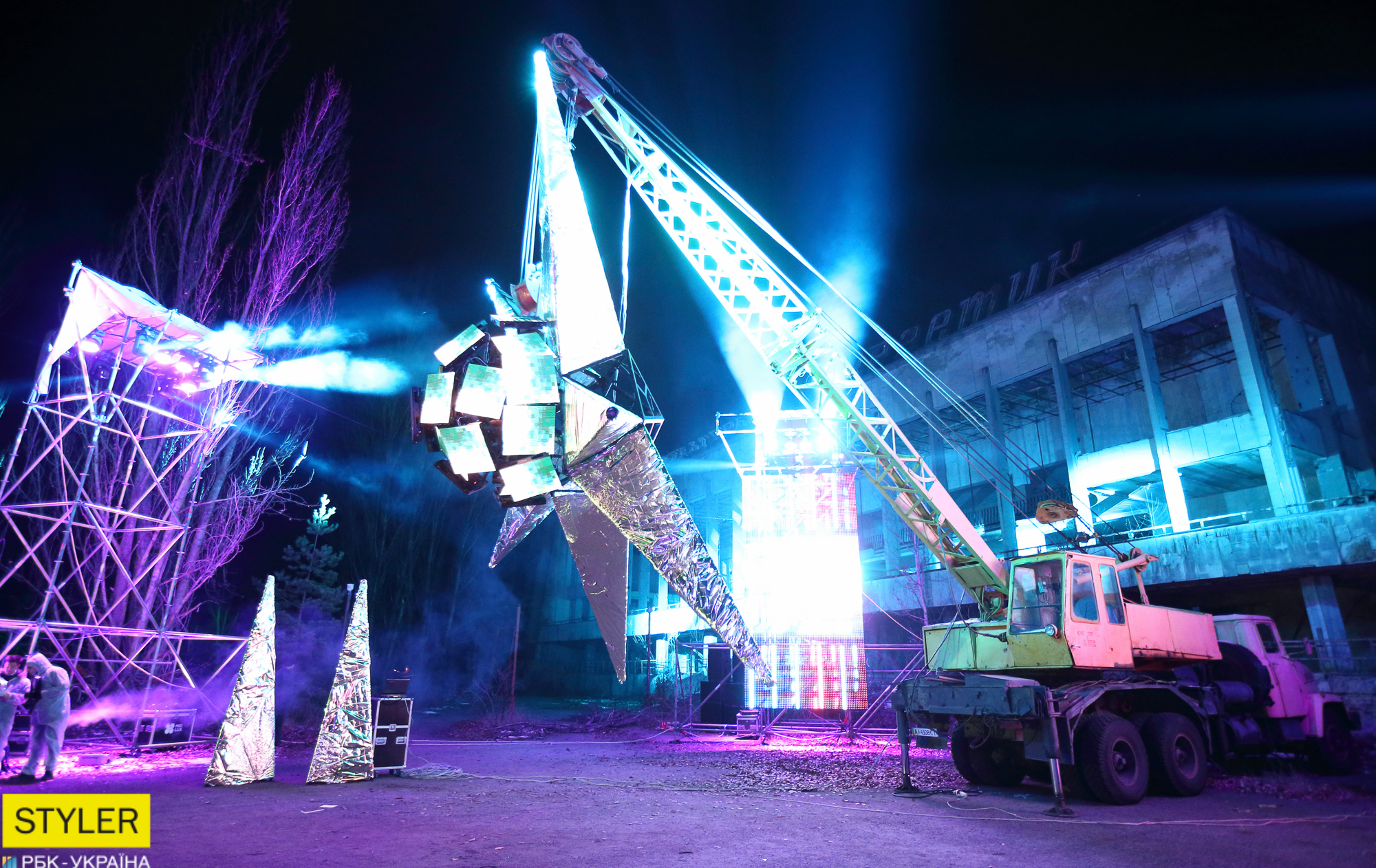 Припять засияла огнями: в Зоне отчуждения активировали ARTEFACT