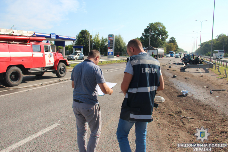 Полиция разыскивает водителя грузовика, устроившего аварию с двумя погибшими