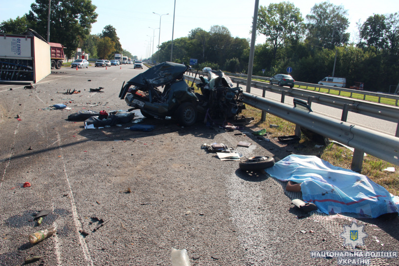 Полиция разыскивает водителя грузовика, устроившего аварию с двумя погибшими