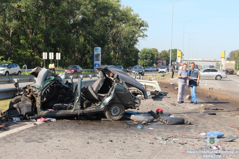 Полиция разыскивает водителя грузовика, устроившего аварию с двумя погибшими