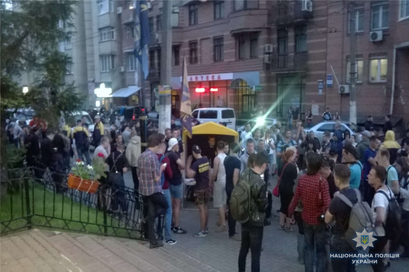 У Києві збільшилась кількість мітингувальників біля телеканалу "Інтер"