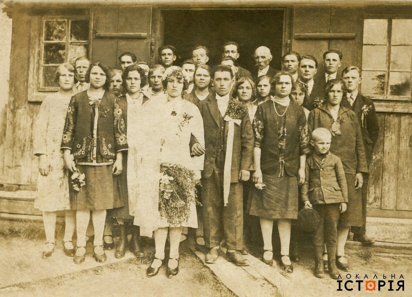 Подивіться унікальні фото весіль із сімейних альбомів українців: яскраво і колоритно