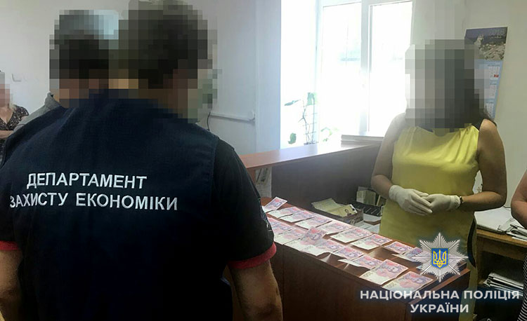 У Львові на хабарі викрили службовця міграційної служби