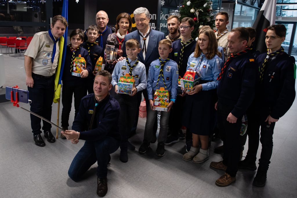 Петр и Марина Порошенко встретились с представителями скаутской организации и приняли у них Вифлеемский огонь мира